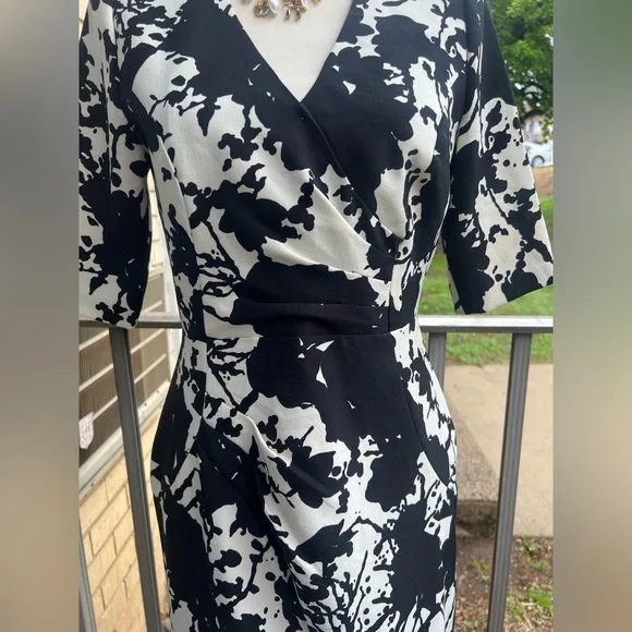 Saks Fifth Avenue Black and White Sheath Dress V-Neck 3/4 Sleeve